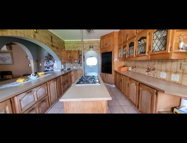 5 BEDROOM HOUSE FOR SALE IN BRACKENHURST